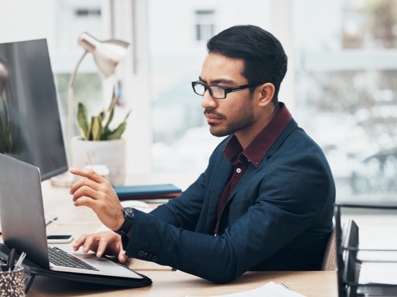 un hombre realizando trámites online para la adminsitración pública
