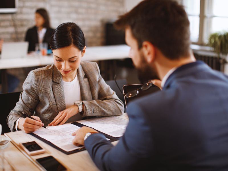firma de un contrato bonificado y con incentivos para empresas